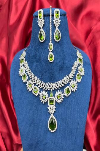 Emerald green bridal jewelry set silver-plated necklace, earrings, maangtika