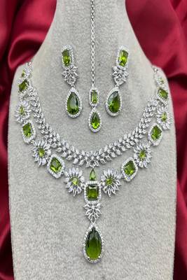 Emerald green bridal jewelry set silver-plated necklace, earrings, maangtika 3