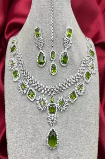 Emerald green bridal jewelry set silver-plated necklace, earrings, maangtika