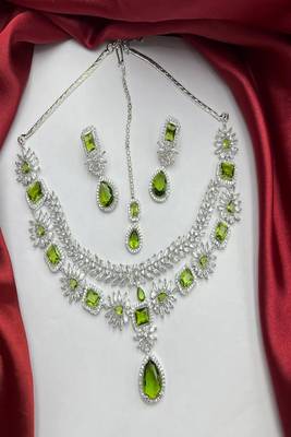 Emerald green bridal jewelry set silver-plated necklace, earrings, maangtika 4