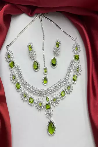 Emerald green bridal jewelry set silver-plated necklace, earrings, maangtika