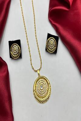 Gold filigree medallion jewelry set: concentric circles, lattice design necklace, earrings 4