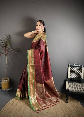 maroon silk blend zari woven saree with unstitched blouse piece. 3