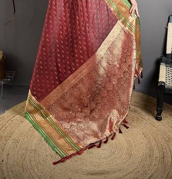 maroon silk blend zari woven saree with unstitched blouse piece. 5