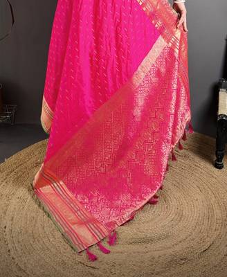 rani silk blend zari woven saree with unstitched blouse piece. 5