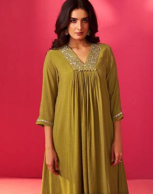 Women Floral Embroidered Pleated Sequinned Kurta with Trousers 2