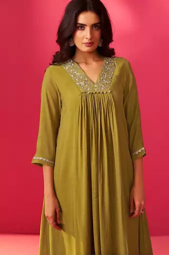 Women Floral Embroidered Pleated Sequinned Kurta with Trousers