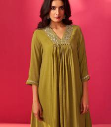 Women Floral Embroidered Pleated Sequinned Kurta with Trousers