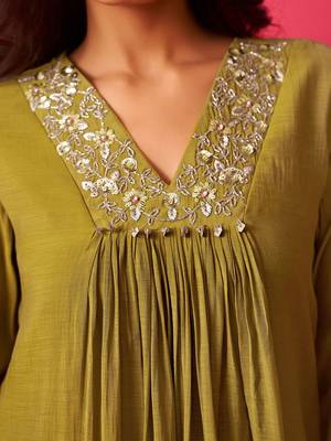 Women Floral Embroidered Pleated Sequinned Kurta with Trousers 3