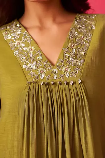 Women Floral Embroidered Pleated Sequinned Kurta with Trousers