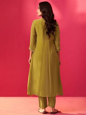 Women Floral Embroidered Pleated Sequinned Kurta with Trousers 4
