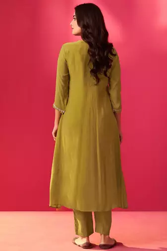 Women Floral Embroidered Pleated Sequinned Kurta with Trousers