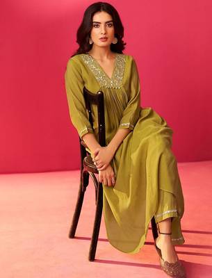 Women Floral Embroidered Pleated Sequinned Kurta with Trousers 5