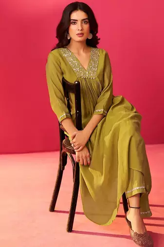 Women Floral Embroidered Pleated Sequinned Kurta with Trousers