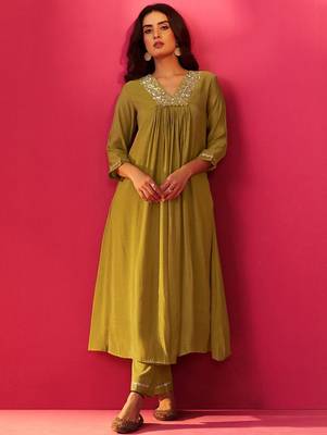 Women Floral Embroidered Pleated Sequinned Kurta with Trousers 1