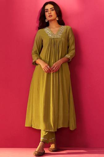 Women Floral Embroidered Pleated Sequinned Kurta with Trousers