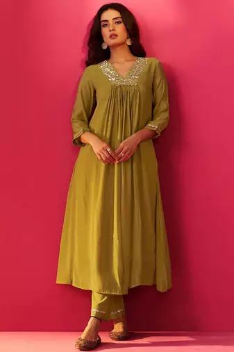 Women Floral Embroidered Pleated Sequinned Kurta with Trousers