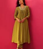 Women Floral Embroidered Pleated Sequinned Kurta with Trousers