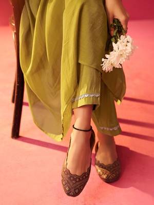 Women Floral Embroidered Pleated Sequinned Kurta with Trousers 6