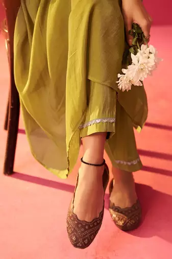 Women Floral Embroidered Pleated Sequinned Kurta with Trousers
