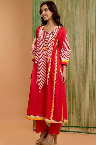 Women Printed Panelled Kurta with Trousers