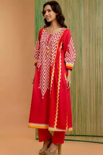 Women Printed Panelled Kurta with Trousers