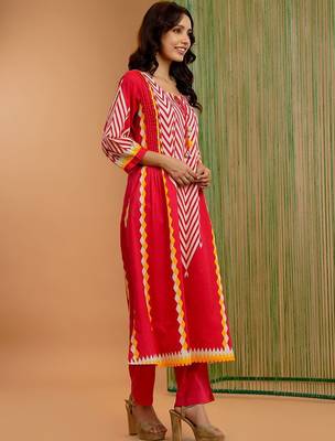 Women Printed Panelled Kurta with Trousers 2