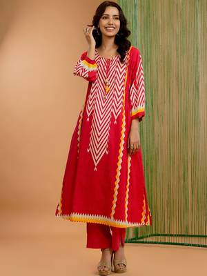 Women Printed Panelled Kurta with Trousers 3