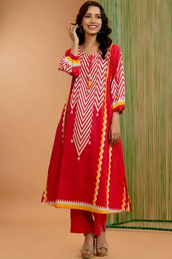Women Printed Panelled Kurta with Trousers