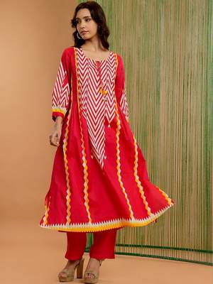 Women Printed Panelled Kurta with Trousers 4