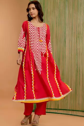 Women Printed Panelled Kurta with Trousers