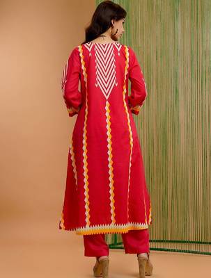 Women Printed Panelled Kurta with Trousers 5