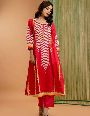 Women Printed Panelled Kurta with Trousers 6
