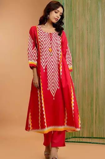 Women Printed Panelled Kurta with Trousers