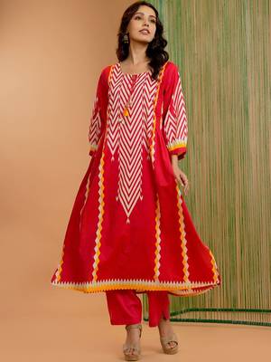 Women Printed Panelled Kurta with Trousers 7