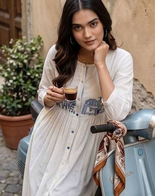 Women Ethnic Motifs Embroidered Empire Thread Work Kurta with Palazzos 2