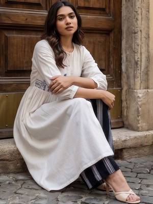 Women Ethnic Motifs Embroidered Empire Thread Work Kurta with Palazzos 6
