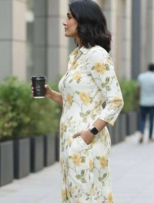 Women Floral Printed Regular Kurta with Trousers 3