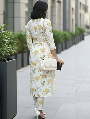 Women Floral Printed Regular Kurta with Trousers 4