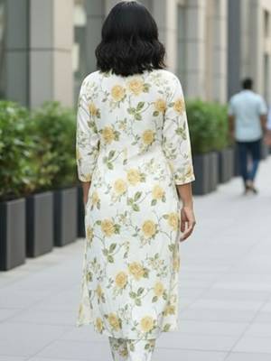 Women Floral Printed Regular Kurta with Trousers 5