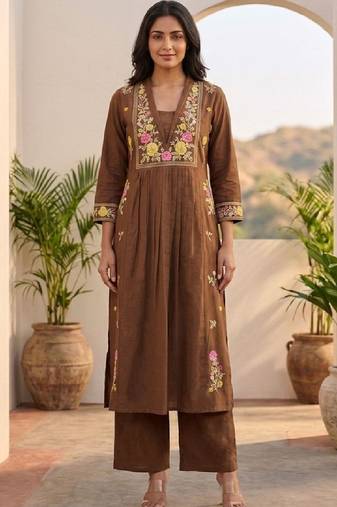 Women Ethnic Motifs Embroidered Regular Thread Work Kurta with Trousers