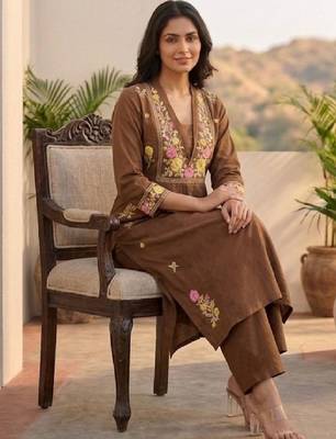 Women Ethnic Motifs Embroidered Regular Thread Work Kurta with Trousers 4