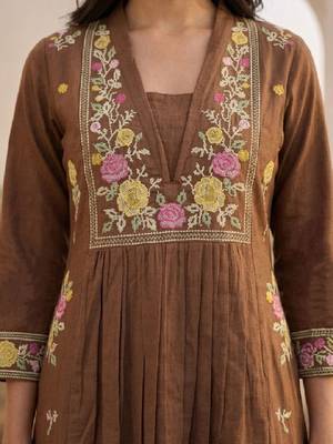 Women Ethnic Motifs Embroidered Regular Thread Work Kurta with Trousers 5