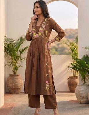 Women Ethnic Motifs Embroidered Regular Thread Work Kurta with Trousers 6