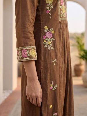 Women Ethnic Motifs Embroidered Regular Thread Work Kurta with Trousers 7