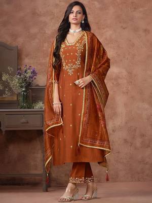 Women Floral Embroidered Regular Thread Work Kurta with Trousers & With Dupatta 1