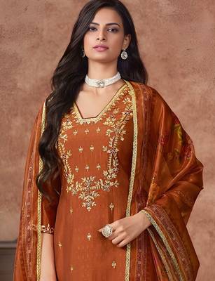 Women Floral Embroidered Regular Thread Work Kurta with Trousers & With Dupatta 3