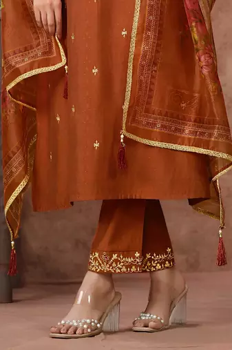 Women Floral Embroidered Regular Thread Work Kurta with Trousers & With Dupatta