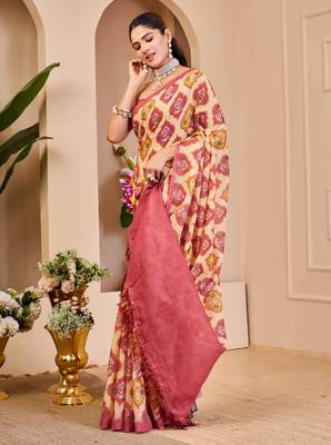 Pink shimmer printed zari saree with unstitched blouse piece. 4