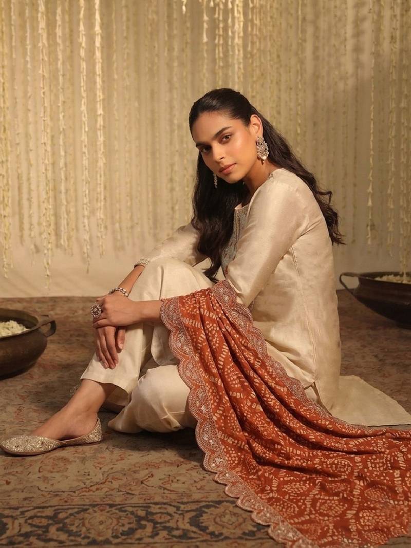 Women Ethnic Motifs Embroidered Regular Thread Work Kurta with Trousers & With Dupatta